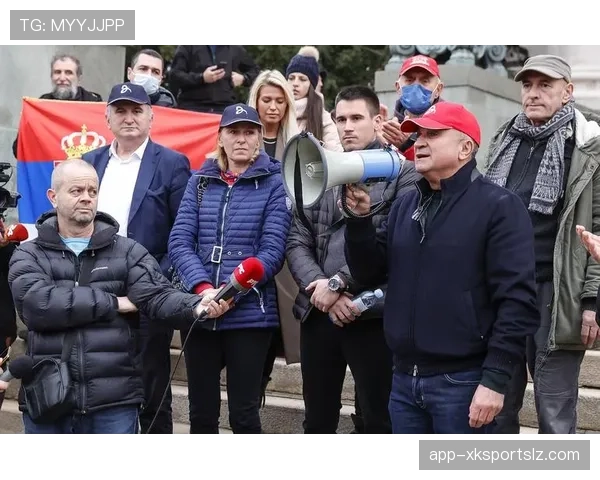 德约球场上拼命，机场却拎着小白鞋逛街，这差距有点让人服气