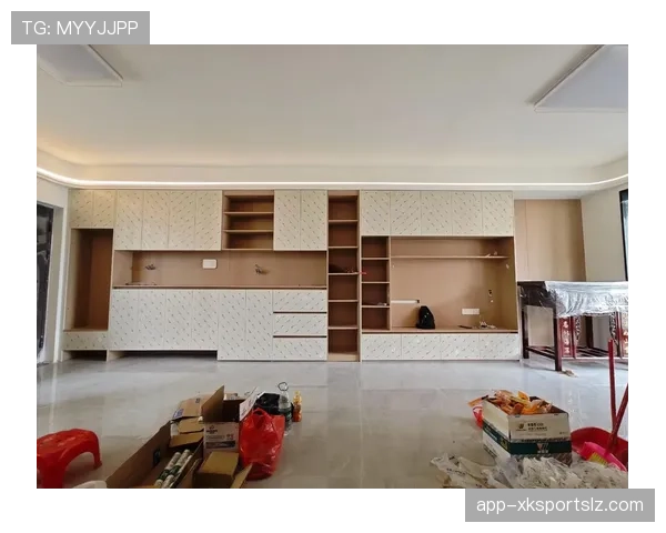 拉菲尼亚今天又拿出亿万富豪的生活方式，鞋柜比我家衣柜还壮观！