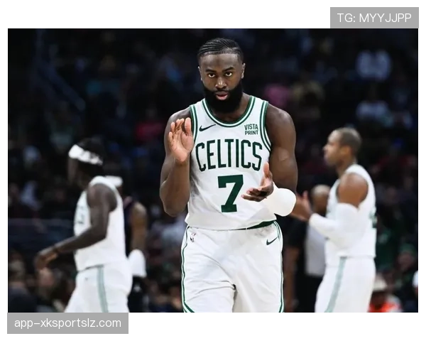 杰伦·布朗突破制造得分机会提升凯尔特人关键时刻攻击力